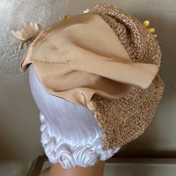 UNIQUE 1930s' BEIGE STRAW & GROSGRAIN ASYMMETRICAL HAT + FABRIC "DAISIES" - Picture 4 of 12